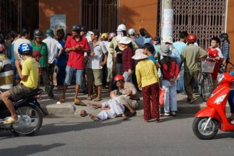 Sau khi đưa được cụ Ninh ra ngoài, xe cảnh sát giao thông chạy khỏi khu vực, nhưng cụ Ninh vẫn nằm ở ngoài đường để phản đối.