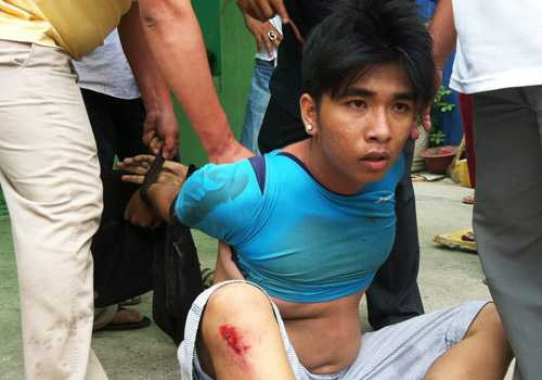 Nhận thấy có lực lượng truy đuổi, tên Phú dùng mũ bảo hiểm ném về phía sau