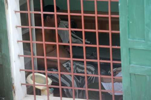 cù huy hà vũ, tuyệt thực, điều kiện sống