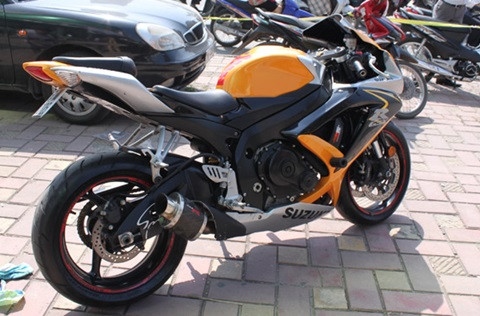 Thanh niên mang súng K54 đi 'thanh toán' giữa Hà Nội