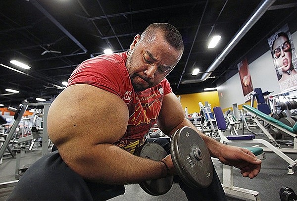  Chế độ ăn uống của Moustafa Ismail trong một ngày bao gồm hơn 1,3 cân thịt gà, nửa cân thịt bò bít tết hay cá, hai lít nước, và bổ sung rất nhiều protein. 