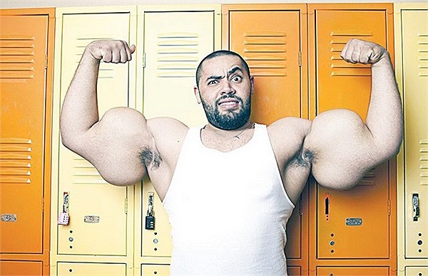 Moustafa Ismail vẫn tiếp tục tập luyện để bắp tay to hơn, ngay cả ngực và vai của anh cũng vẫn đang phát triển.