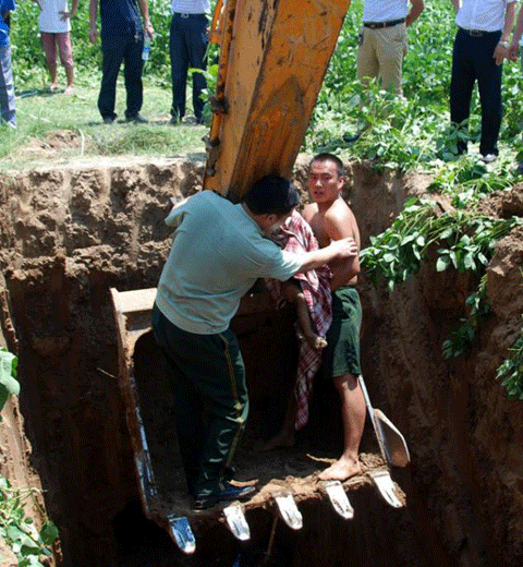 Đối cứu hộ dùng cần cẩu để đưa cháu bé lên mặt đất