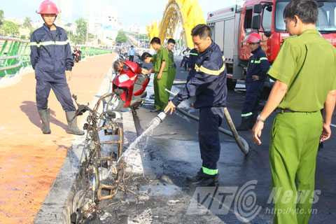 cháy xe, thiêu rụi, cầu Rồng