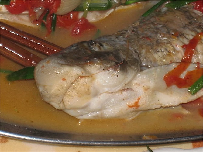 Khi ăn, vua thấy loại cá này thịt có vị thơm ngon khác thường, ăn xong thấy người khoan khoái, đầu óc minh mẫn hẳn lên như vừa ăn một thứ thuốc bổ. (Theo Kien thuc)