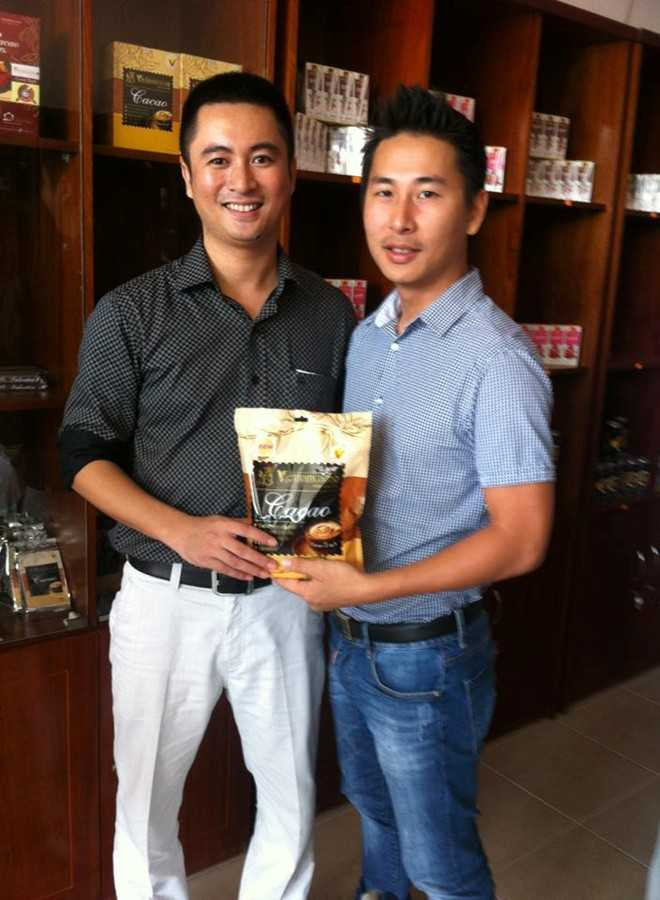 Lý Chí Dũng (phải) cho biết trong tương lai sẽ sở hữu thêm một vài con chó đua khác.