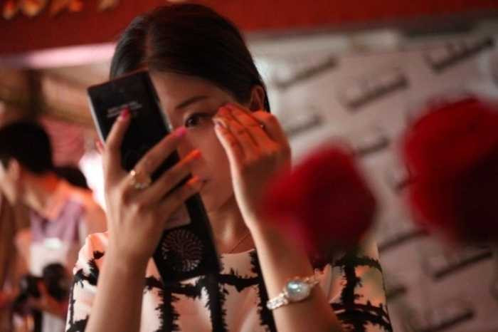 Một cô gái tranh thủ "tút" nhan sắc 