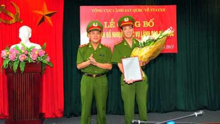 Đại tá Đoàn Việt Mạnh (phải ảnh) nhận quyết định bổ nhiệm chức Cục trưởng Cục Cảnh sát PCCC và cứu nạn, cứu hộ.
