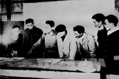  Đại tướng Võ Nguyên Giáp báo cáo tình hình chiến dịch Điện Biên Phủ với Chủ tịch Hồ Chí Minh