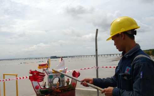 đẫm nước mắt, cầu siêu, nạn nhân, đắm tàu, cần giờ