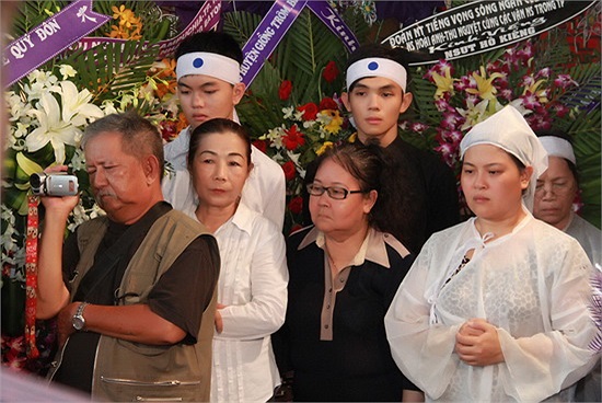 Đúng 11h trưa nay 6.4, lễ di quan NSƯT Hồ Kiểng đã được diễn ra tại Nhà Tang lễ Thành phố. 