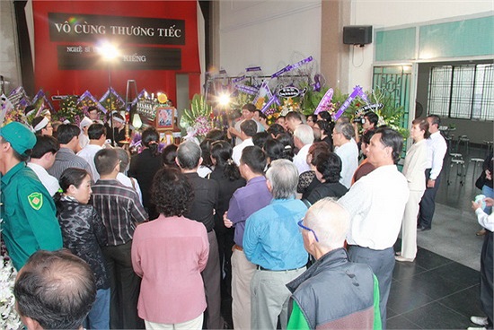 Đến viếng lần cuối và tiễn đưa nghệ sỹ tài năng của làng điện ảnh Việt Nam về nơi an nghỉ cuối cùng có những người bạn già vốn có nhiều nghĩa tình với Hồ Kiểng. 