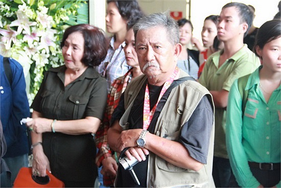 Nghệ sĩ gạo cội Mạc Can cũng có mặc với chiếc máy quay trên tay để quay những khoảnh khắc đáng nhớ trong lễ tang. 