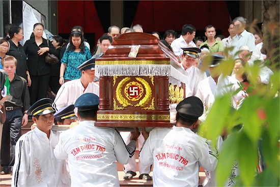 Bạn bè và người thân không ngại trời nắng oi bức để tiễn đưa Hồ Kiểng. 