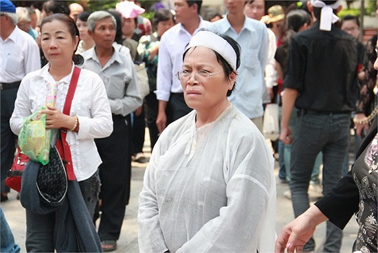 Người vợ ở lại hiện rõ vẻ mệt mỏi và nét u sầu. 