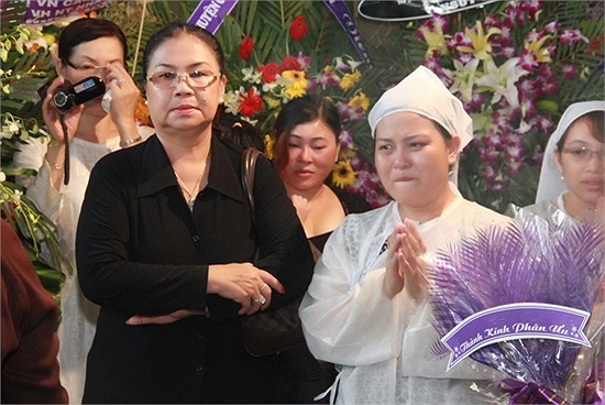 Mẹ diễn viên Lý Hùng cũng không ngại trời nắng gay gắt để đến tiễn đưa đàn anh gạo cội. 