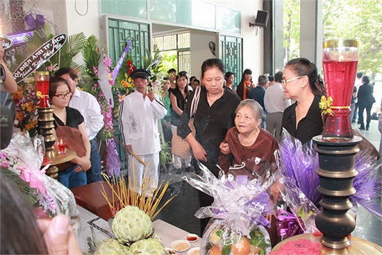 Sự xuất hiện bất ngờ của một cụ bà đang ở tuổi gần đất xa trời vào phút chót khiến nhiều người cảm động. 