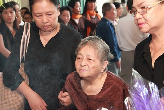 Cụ bà cho biết, mình từng là cô bạn học chung lớp thời học sinh với Hồ Kiểng. 