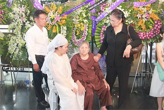 Mặc dù đang bước sang tuổi 90 nhưng cụ bà vẫn rất khỏe để đến thắp nén nhang cho người bạn học năm xưa. 