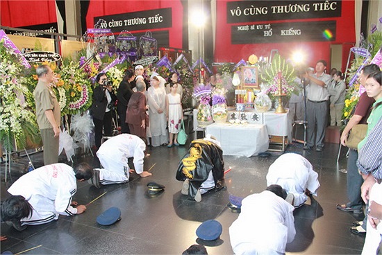 Hầu hết những người bạn đến tiễn đưa trưa nay chủ yếu đang ở tuổi thập cổ lai hy. 