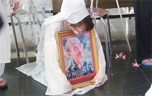  Đúng 11 giờ, lễ di quan chính thức bắt đầu. 