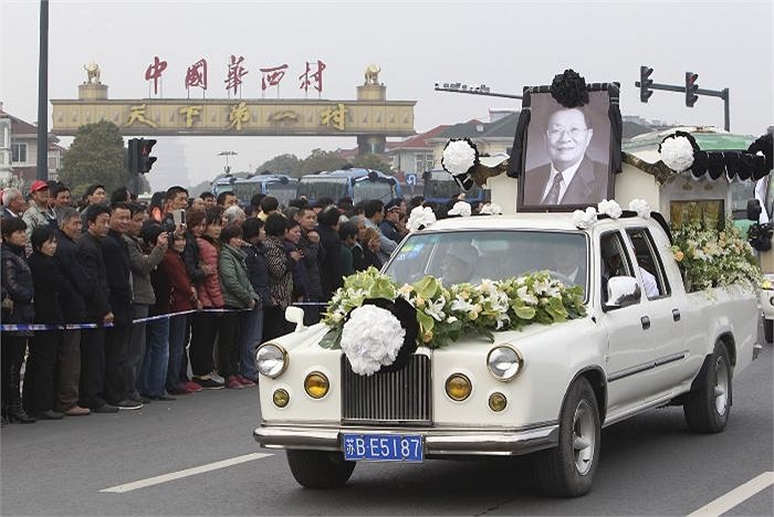 Ông Ngô Nhân Bảo là người từng bước xây dựng ngôi làng trở nên giàu có với nhiều công trình, nhà ở hoành tráng. 2.000 cư dân làng sống trong biệt thự, đi xe hơi sang trọng.