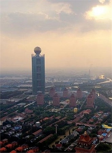 Làng Hoa Tây nhìn từ trên cao hoành trang với khách sạn 74 tầng cao 328 mét trị giá hàng trăm triệu USD, được khánh thành năm 2011.