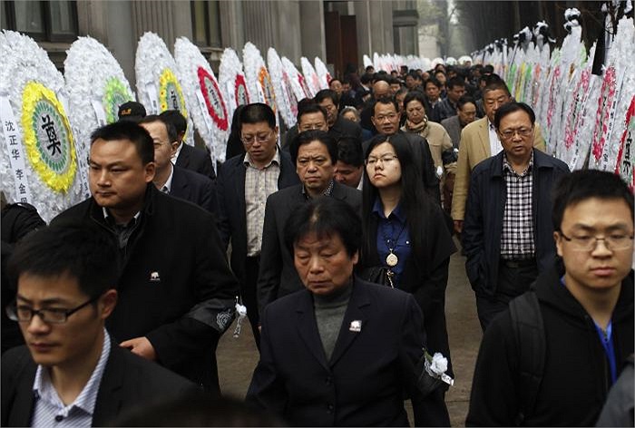 Đám tang của ông Ngô có rất nhiều người trong làng tham gia. Đoàn đưa tang có 1 máy bay trực thăng và hơn 20 chiếc xe ô tô hạng sang 