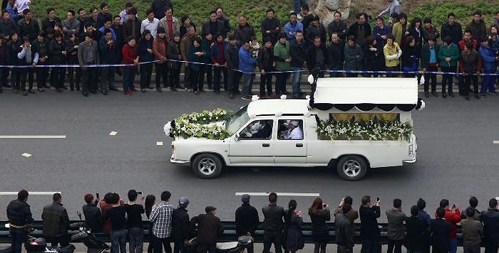 Quan tài của ông Ngô Nhân Bảo được đặt trong xe Mercedes - Benz, hai bên là các dãy dài người dân đến tiễn biệt