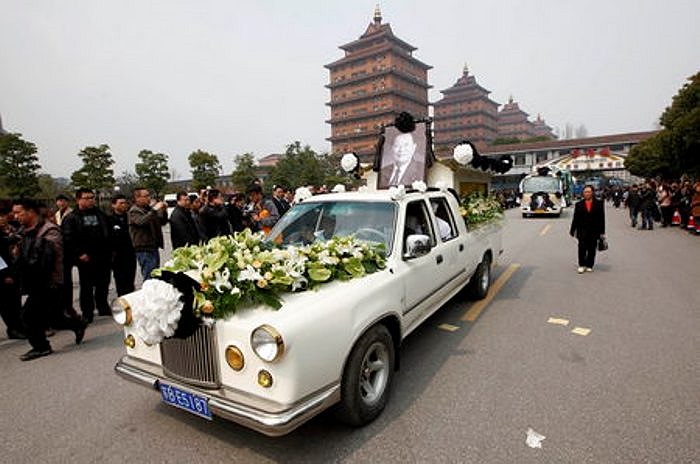 Ông Ngô lãnh đạo làng hoa Tây khoảng 40 năm. Thời gian đầu khi mới nhận chức trưởng làng, ông Ngô cùng những người khác đã trải qua nhiều vất vả