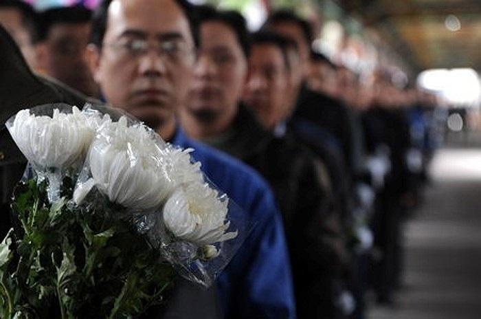 Tại lễ tưởng niệm, hàng trăm người đã tới chia buồn, chit khăn tang, cúi đầu mặc niệm bên cạnh một bức ảnh chân dung lớn của ông Ngô, xung quanh là vòng hoa gửi tới từ các lãnh đạo cấp cao của Trung Quốc.