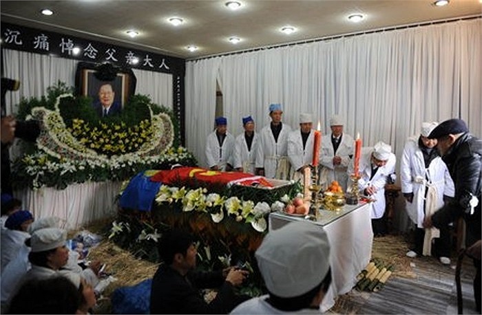 Hàng nghìn người đưa tang đã đổ về nhà họ Ngô, một tòa nhà hai tầng sơn trắng, để viếng ông Ngô Nhân Bảo, nằm trong một cỗ áo quan gỗ quấn bên ngoài lá cờ đảng. 