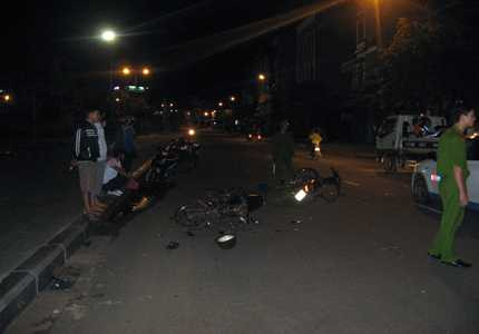 TNGT, cảnh sát, thanh niên, mô tô, lấn đường, cấp cứu, nguy kịch