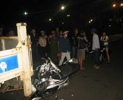 TNGT, cảnh sát, thanh niên, mô tô, lấn đường, cấp cứu, nguy kịch