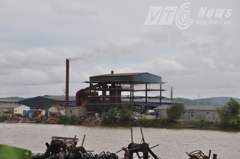 Nhà máy hóa chất 1369 bên dòng sông Kinh Thầy bị huyện Kinh Môn đình chỉ. 