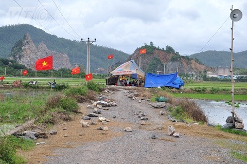 "Chiến lũy" của người dân Châu Xá, Duy Tân ngăn cản sự hoạt động của nhà máy gây ô nhiễm.