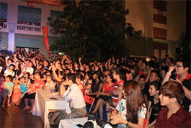 Buổi dạ tiệc có sự tham gia của những ca sĩ nổi tiếng và nhiều khách mời là gương mặt hot teen được các bạn trẻ nhiệt tình ủng hộ. (Hương Giang)