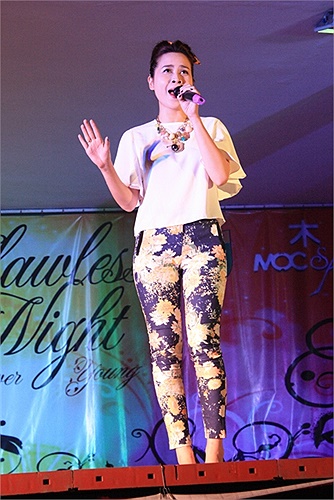 Ca sỹ Lưu Hương Giang cháy hết mình trên sân khấu cùng ca khúc 'Đừng ngoảnh lại'.