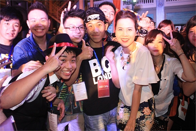 Nữ ca sỹ chụp hình cùng các bạn học sinh tinh nghịch.