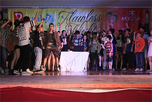 Các bạn học sinh đã ùa lên sân khấu để cùng hòa mình vào âm nhạc sôi động