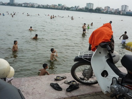người dân tìm đến Hồ Tây để tắm, xua tan đi những ngày hè oi bức.
