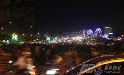 cầu Rồng đã đặc kín người