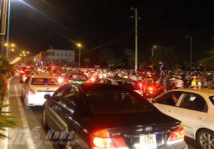 Nút giao thông cầu Rồng-Ngô Quyền chật cứng 