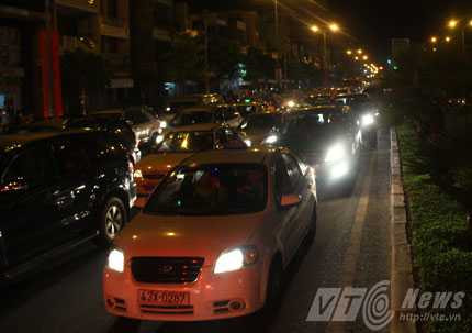 Xe cộ dồn ứ kéo dài hàng km 