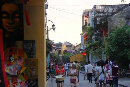 Tại Hội An, hàng vạn du khách kéo về nghỉ lễ 30/4-1/5 