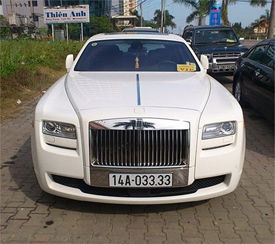 Rolls-Royce Ghost màu trắng tinh khôi biển đẹp.