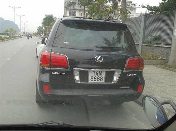 Một chiếc Lexus LX 570 khác mang biển tứ quý 8.