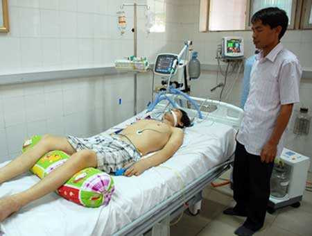 Đắng lòng, bệnh nhân vái lạy bác sĩ mới cho thở oxy