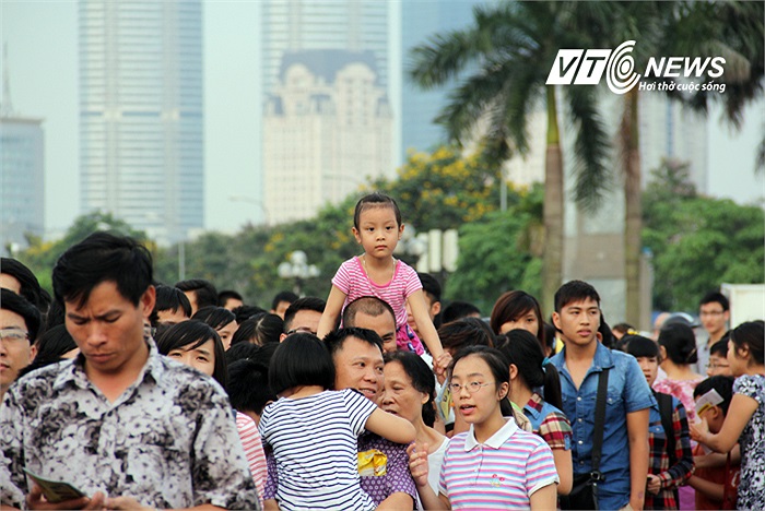 Hàng người nối đuôi nhau vào sân Mỹ Đình.