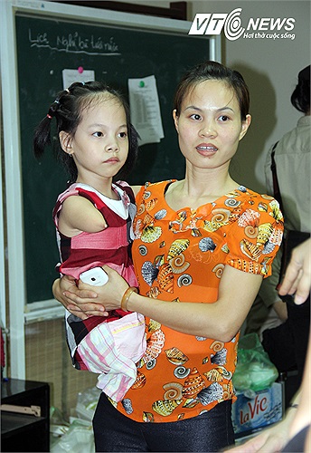 Còn đây là bé Thùy Chi không chân tay như Nick là khách mời của buổi giao lưu. Em khá sợ hãi trên tay mẹ vì ở đây quá đông người.